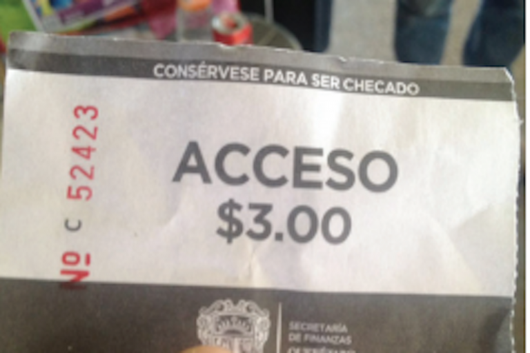 No está permitido cobrar más por baños públicos. Foto: Especial