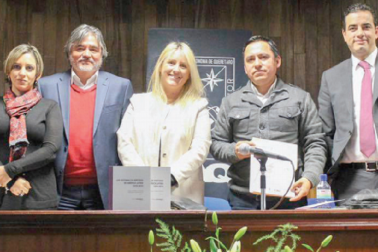 Realiza presentación de libro. Foto: Especial