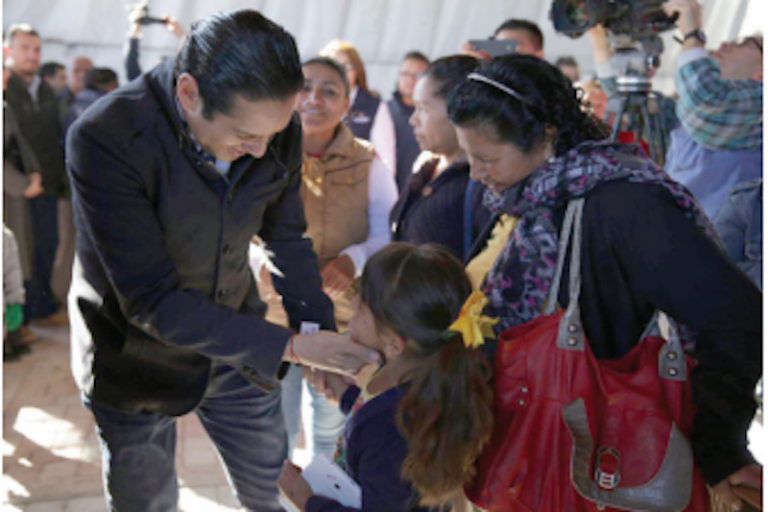 Reciben adultos mayores apoyos de vivienda. Foto: Especial