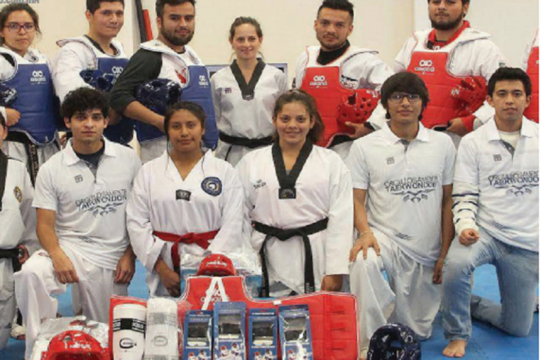 Reciben material para seguir su preparación. Foto: Especial