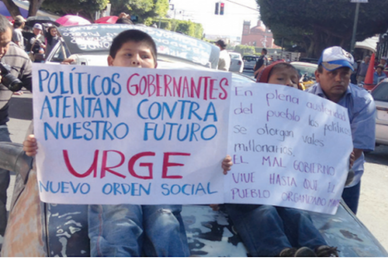 Se manifiestan frente a presidencia municipal. Foto: Especial