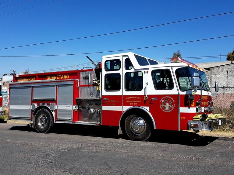 Entregan equipo a bomberos. Foto: @panchodominguez