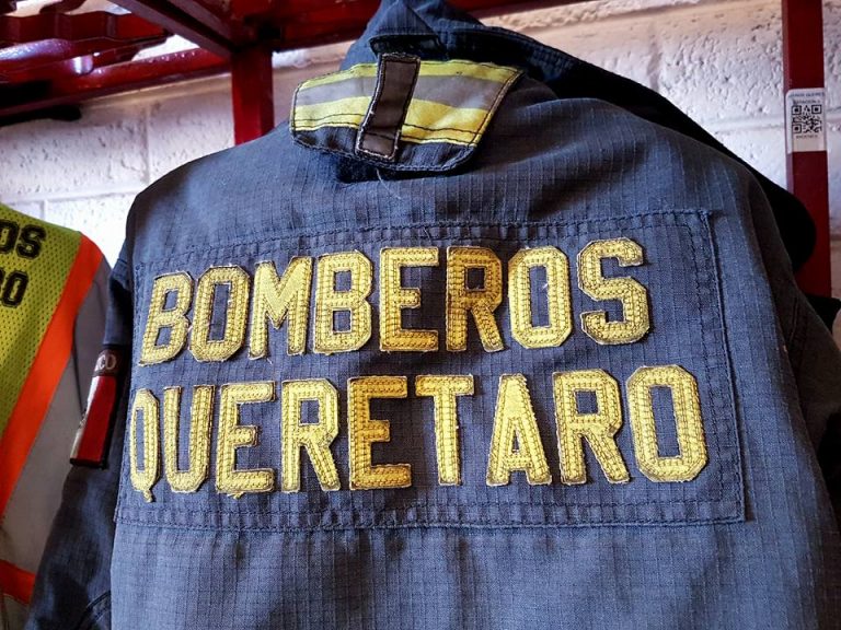 Entregan equipo a bomberos. Foto: @panchodominguez