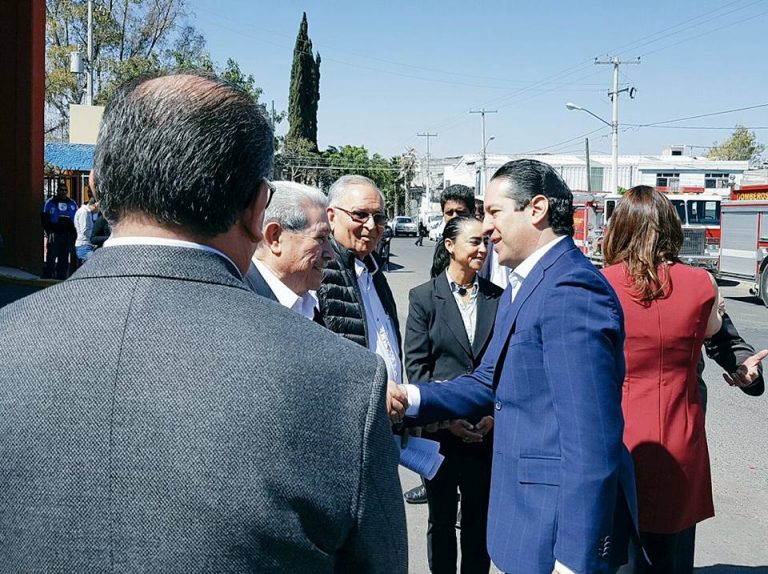 Entregan equipo a bomberos. Foto: @panchodominguez