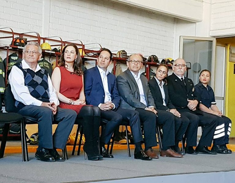 Entregan equipo a bomberos. Foto: @panchodominguez