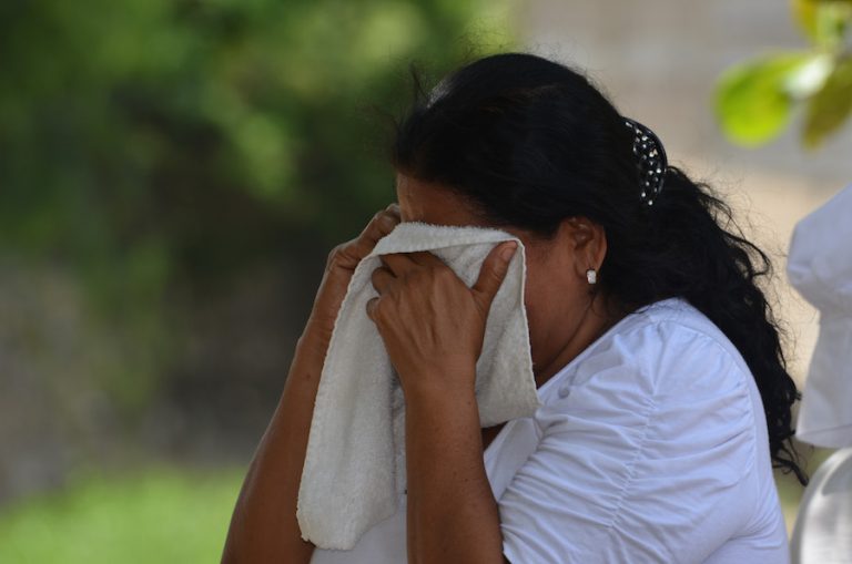 Familiar de un reo afuera del Cereso de Acapulco Foto: Cuartoscuro