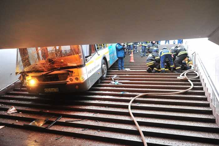 El lugar donde un autobús se estrelló sobre unas gradas que llevaban a un túnel en Moscú el 25 de diciembre del 2017. AP