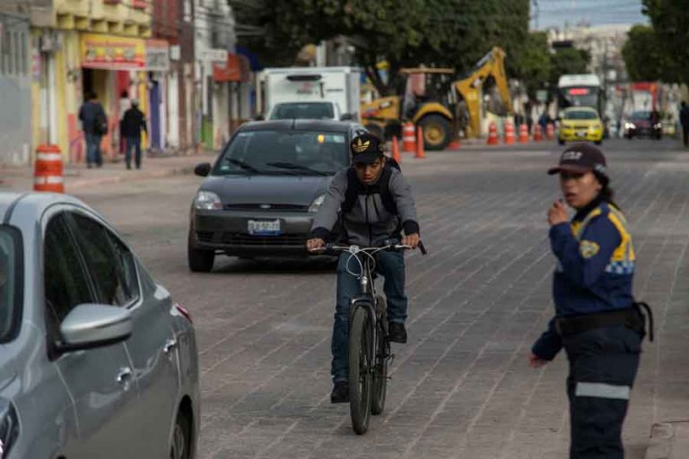 La administración municipal trabaja en ciclovía de avenida Universidad.