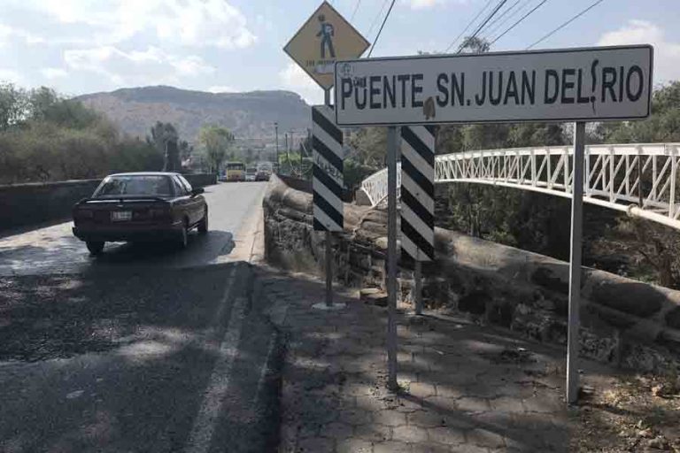 La construcción del paso peatonal paralelo al Puente de la Historia continuará pese a las denuncias, advirtió el presidente municipal.