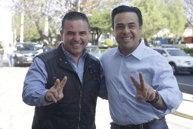 Luis Bernardo Nava Guerrero, a la derecha. Foto tomada del Twitter de @LuisBNava