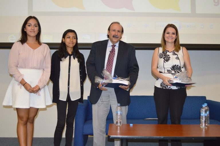 Pérez Cepeda a la derecha, invitando a los jóvenes a votar. Imagen tomada del Twitter de @IEEQcomunica