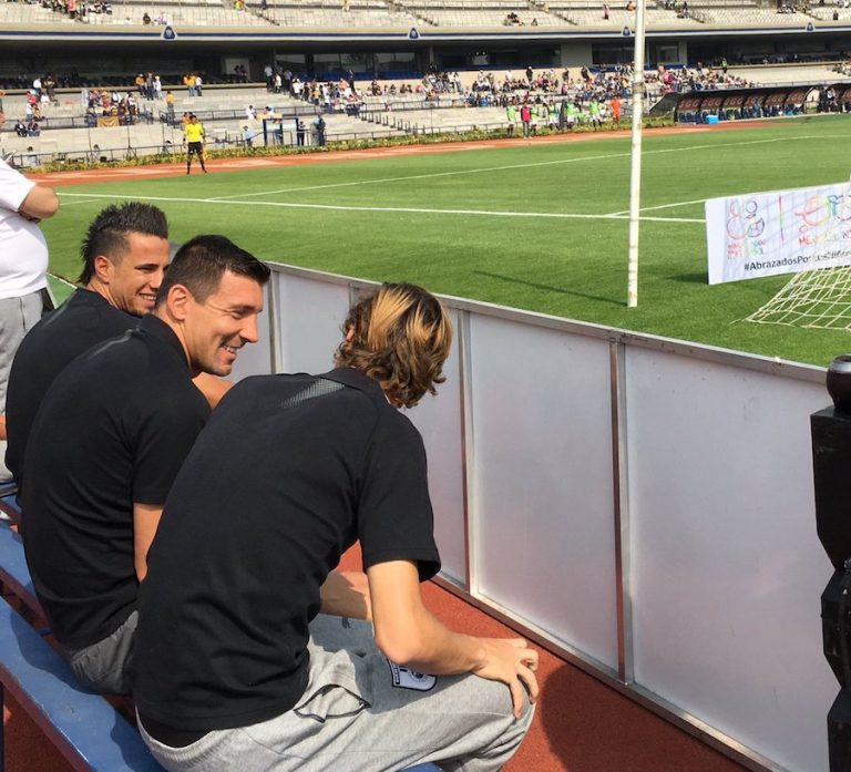 Imagen del primer equipo apoyando a la #Sub20 en el Estadio Olímpico Universitario. Foto de @ClubQueretaroFB