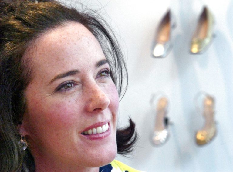En esta foto del 13 de mayo del 2004, Kate Spade posa con bolsos y zapatos de su próxima colección en Nueva York. Agentes dijeron el martes 5 de junio del 2018 que la diseñadora neoyorquina fue hallada muerta en su apartamento de Manhattan en un aparente suicidio. (AP Foto/Bebeto Matthews, Archivo)