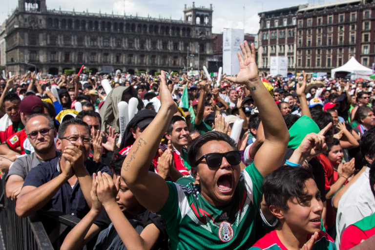 CIUDAD DE MÉXICO, 17JUNIO2018.- Miles de aficionados se dieron cita en la plancha del Zócalo capitalino para presenciar el primer partido de la selección nacional en el mundial de Rusia 2018. Los asistentes lanzaron gritos de euforia cuando al minuto 35 Irving “Chucky” Lozano concretó la única anotación del partido que le dio la victoria a los mexicanos. Una vez acabado el encuentro los capitalinos se dirigieron al Ángel de la Independencia para festejar la primer victoria nacional.
FOTO: GALO CAÑAS /CUARTOSCURO.COM