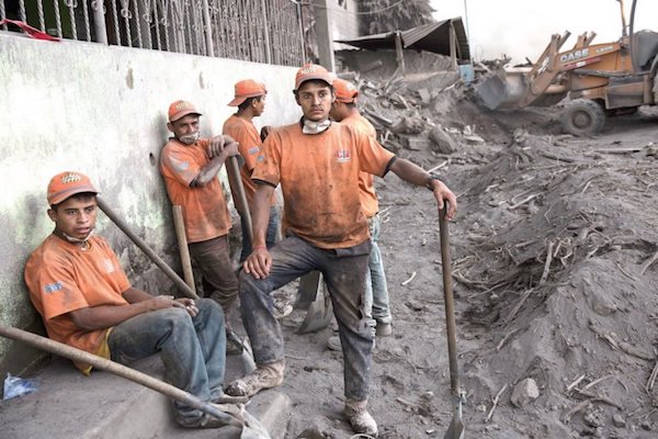 Personas ayudando. Foto: AP