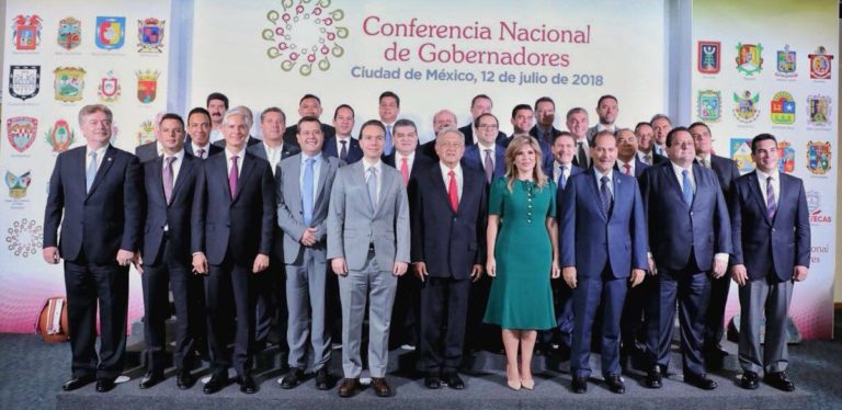 El gobernador Pancho Domínguez asistió a la reunión de AMLO con la Conago. Foto: Especial