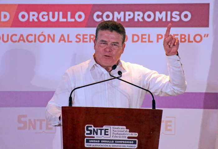XOCHITEPEC, MORELOS, 25ABRIL2017.- Entrega de reconocimientos en el evento del Día de la Educadora 2017, que el Sindicato Nacional de Trabajadores de la Educación (SNTE) lleva a cabo en el Centro de Congresos  y Convenciones Morelos. Estuvo presidido por el gobernador de Morelos, Graco Ramírez Abreu, Juan Díaz de la Torre, líder del SNTE y Gabriela Bañon Estrada secretaria general de la Seccion 19 del sindicato.
FOTO: MARGARITO PÉREZ RETANA /CUARTOSCURO.COM