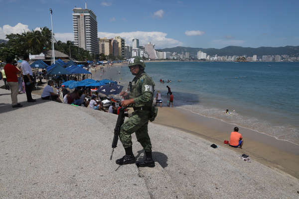 ACAPULCO, GUERRERO, 11JULIO2018.- Elementos del Ejército Mexicano resguardan las playas del puerto para brindar seguridad a los turistas.
FOTO: BERNANDINO HERNÁNDEZ /CUARTOSCURO.COM