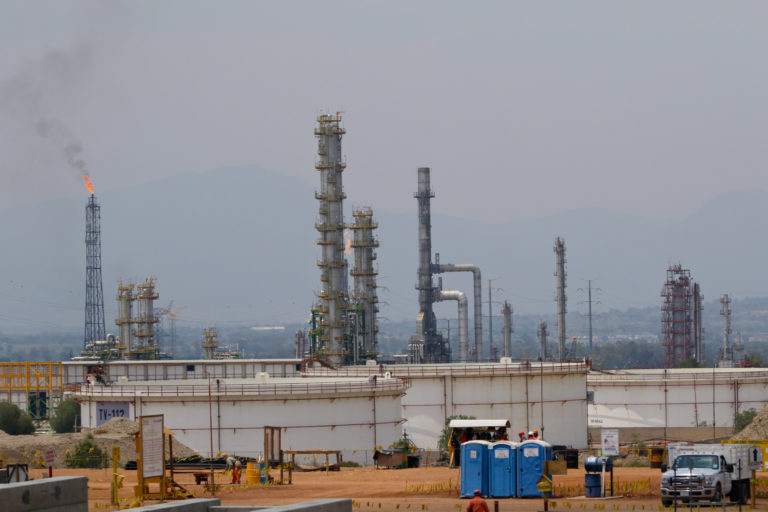 Foto: Cuartoscuro,TULA, HIDALGO, 18ABRIL2017.- En la refinería de Miguel Hidalgo inició el montaje del primer tambor de coquización, que forma parte de la reconfiguración de este complejo, los trabajos para colocar estos tambores o calderas tardarán al menos año y medio en ensamblarse y entrar en funcionamiento. El evento fue encabezado por Carlos Murrieta Cummings, director general de Pemex Transfomación Industrial; José Antonio González Anaya, director de Pemex, y Carlos Romero Deschamps, líder del sindicato de los petroleros.
FOTO: CUARTOSCURO.COM