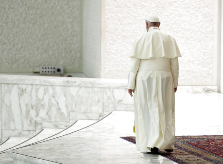 El papa Francisco parte después de una audiencia con una asociación civil elogiada por la Presidencia italiana por su compromiso con su trabajo, el viernes 15 de junio de 2018 en el salón Paulo VI en el Vaticano. (AP Foto/Alessandra Tarantino)