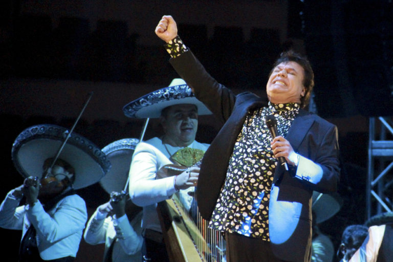  SAN LUIS POTOSÍ, S.L.P., 19JUNIO2016.- Anoche se presentó el divo de Juárez, Juan Gabriel en el centro de espectáculos El Domo como parte de su Tour 2016. FOTO: MARCELO PALACIOS /CUARTOSCURO.COM,SAN LUIS POTOSÍ, S.L.P., 19JUNIO2016.- Anoche se presentó el divo de Juárez, Juan Gabriel en el centro de espectáculos El Domo como parte de su Tour 2016. FOTO: MARCELO PALACIOS /CUARTOSCURO.COM