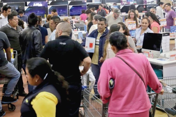 Compradores. Foto: Cuartoscuro