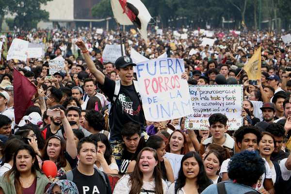 CIUDAD DE MÉXICO, 05SEPTIEMBRE2018.- Miles de estudiantes facultades, preparatorias y CCH de la UNAM marcharon de la facultad de Ciencias Politicas y Sociales hacia rectoria para exigir salgan grupos porriles de la UNAM y exigir justicia para los estudiantes agredidos durante una marcha en Ciudad Universitaria. 
FOTO: SAÚL LÓPEZ /CUARTOSCURO.COM