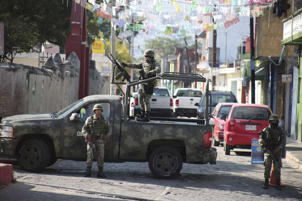 AMACUZAC, MORELOS, 23DENOVIEMBRE2016.- Al amanecer de este miércoles, un operativo encabezado por la Marina aseguró una vivienda en el centro de este municipio, presuntamente propiedad de Santiago Mazari, alias “El Carrete”, presunto líder de la banda delictiva 