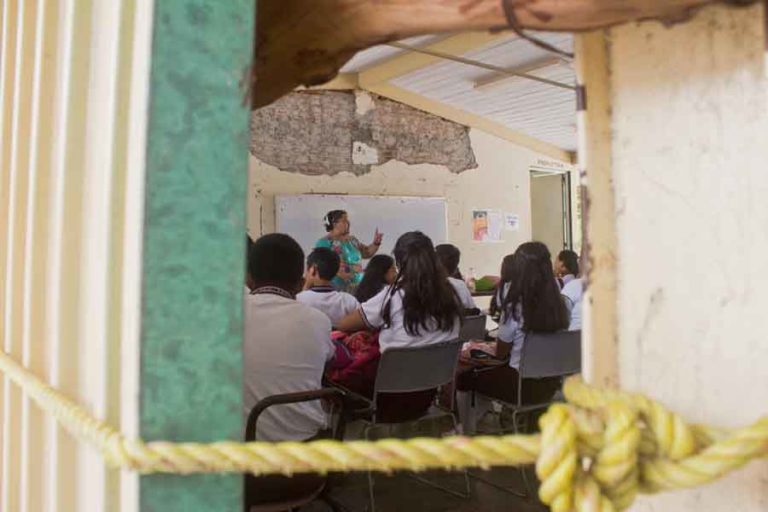 En Juchitán Oaxaca, aún el día de hoy se observan diversas aulas improvisadas y al aire libre/FOTO: F. REYNA LUCERO /CUARTOSCURO.COM,JUCHITÁN, OAXACA, 06SEPTIEMBRE2018.- A casi una año de cumplirse del sismo del 7 de septiembre de 2017, el cual afectó con severidad la zona del Itsmo del estado, aún el día de hoy se observan diversas aulas improvisadas con materiales como laminas, reforzadas y al aire libre, en donde estudian cientos de alumnos de educación básica. Tan solo en esta zona mas de mil 952 resultaron dañados, muchos de ellos aún con grandes pendientes en su remozamiento. Durante un recorrido por diversos pkanteles se observa como algunos salones lieralmente están amarrados con cuerdas para que las laminas que son sus paredes no se las lleve el viento, otros solo tienen un techo de lamina, mientras que algunos solo cuentan con una lona rota para guarcerse del clima, 
FOTO: F. REYNA LUCERO /CUARTOSCURO.COM