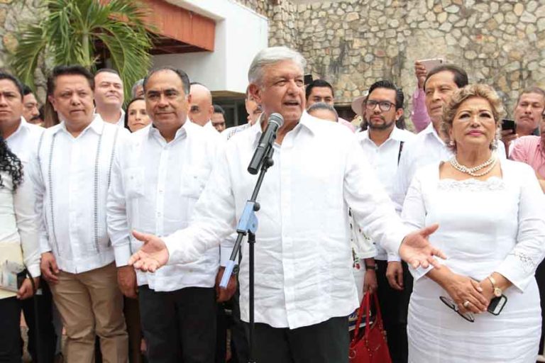 FOTO: SAÚL LÓPEZ /CUARTOSCURO.COM,ACAPULCO, GUERRERO, 03OCTUBRE2018.- Andrés Manuel López Obrador, presidente electo de Mexico, a su salida de la reunión que sostuvo con el gobernador de Guerrero Hector Astudillo en el centro de Convenciones de Acapulco.
FOTO: SAÚL LÓPEZ /CUARTOSCURO.COM
