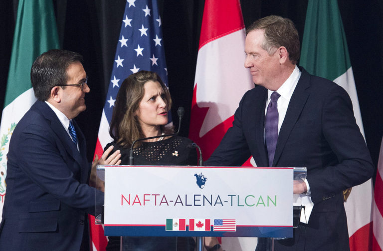 El secretario de economía mexicano Idelfonso Guajardo (izq) conversa con la canciller canadiense Chrystia Freeland y con el representante estadounidense Robert Lighhizer durante la sextra ronda de negociaciones de un nuevo tratado comercial entre los dos países el 29 de enero del 2018 en Montreal. (Graham Hughes/The Canadian Press via AP, File)