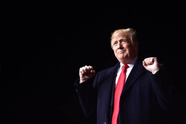El presidente Donald Trump llega para un evento de campaña en el Aeropuerto Central de Wisconsin en Mosinee, el miércoles 24 de octubre de 2018. (AP Foto/Susan Walsh),El presidente Donald Trump llega para un evento de campaña en el Aeropuerto Central de Wisconsin en Mosinee, el miércoles 24 de octubre de 2018. (AP Foto/Susan Walsh)
