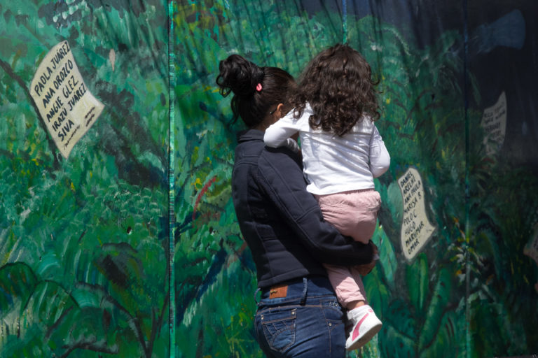 FOTO: GALO CAÑAS /CUARTOSCURO.COM,CIUDAD DE MÉXICO, 10MAYO2018.- Decenas de internas del Centro Femenil de Reinserción Social de Santa Martha Acatitla fueron celebradas con motivo del Día de las Madres con una misa auspiciada por Carlos Aguiar Retes, arzobispo primado de México, quien oró por ellas y sus familias. Asimismo, José Ramón Amieva, jefe de gobierno de la capital, arribó posteriormente a las instalaciones. Entre abrazos, sollozos y lágrimas, algunas reclusas pudieron compartir con sus hijos o madres. 
FOTO: GALO CAÑAS /CUARTOSCURO.COM