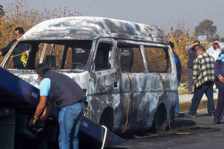  TECAMAC, ESTADO DE MÉXICO, 11ENERO2018.- Un chofer fue quemado con todo y su unidad de trasporte público de la ruta 74, en la colonia Esmeralda, el cual estaba sobre boulevar Esmeralda y Zacatecas. 
FOTO: ARMANDO MONROY /CUARTOSCURO.COM,TECAMAC, ESTADO DE MÉXICO, 11ENERO2018.- Un chofer fue quemado con todo y su unidad de trasporte público de la ruta 74, en la colonia Esmeralda, el cual estaba sobre boulevar Esmeralda y Zacatecas. 
FOTO: ARMANDO MONROY /CUARTOSCURO.COM