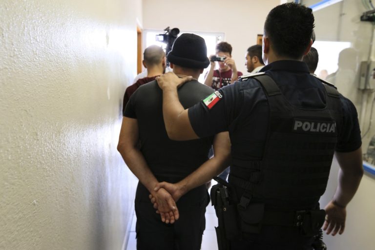  TIJUANA, BAJA CALIFORNIA, 24NOVIEMBRE2015. Con miras en la implementación del Nuevo Sistema de Justicia Penal, la Policía Municipal y Procuraduría General de Justicia del Estado realizaron un simulacro sobre la recepción de detenidos en la Agencia del Ministerio Público Mariano Matamoros. La intención fue mostrar la nueva forma de trabajar con la entrada en vigor del sistema el próximo año, el cual tratará de evitar que existan motivos para que el juez deje en libertad a los responsables, así como respetar los derechos humanos de los detenidos. 
FOTO: CHRISTIAN SERNA /CUARTOSCURO.COM,TIJUANA, BAJA CALIFORNIA, 24NOVIEMBRE2015. Con miras en la implementación del Nuevo Sistema de Justicia Penal, la Policía Municipal y Procuraduría General de Justicia del Estado realizaron un simulacro sobre la recepción de detenidos en la Agencia del Ministerio Público Mariano Matamoros. La intención fue mostrar la nueva forma de trabajar con la entrada en vigor del sistema el próximo año, el cual tratará de evitar que existan motivos para que el juez deje en libertad a los responsables, así como respetar los derechos humanos de los detenidos. 
FOTO: CHRISTIAN SERNA /CUARTOSCURO.COM