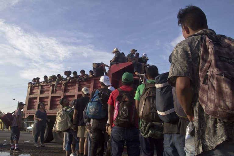 La caravana migrante comenzó a desplazarse en camionetas, camiones de carga rumbo a juchitán.
FOTO: F. REYNA LUCERO /CUARTOSCURO.COM,NILTEPEC, OAXACA, 29OCTUBRE2018.- La caravana migrante comenzó a desplazarse en camionetas, camiones de carga pesada y pipas de gasolina con rumbo hacia la ciudad de Juchitán.
FOTO: F. REYNA LUCERO /CUARTOSCURO.COM