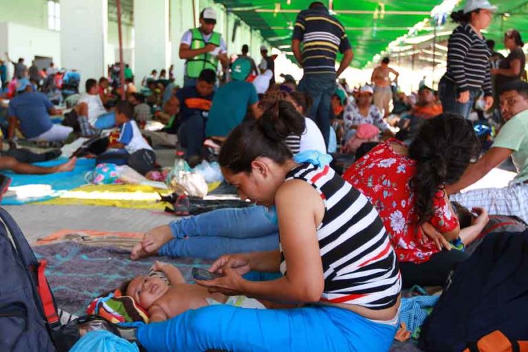 81030170. Juchitán, Oax., 30 Oct 2018 (Notimex-Francisco Estrada).- La Heroica Ciudad de Juchitán de Zaragoza, perteneciente a la región del Istmo de Tehuantepec, en el estado sureño de Oaxaca, arropa este martes a los migrantes que llegan con hambre y sed y hacen una pausa hacia su meta que son los Estados Unidos.
NOTIMEX/FOTO/FRANCISCO ESTRADA/FEM/HUM/MIGRA16