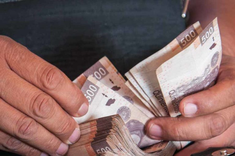 MÉXICO, D.F., 08JUNIO2015.- Autoridades de la SSP DF y de la Secretaría de Desarrollo Social capitalina, asistieron a la explanada de la catedral de San Bernardino, en el centro de Xochimilco, para efecutar la quinta jornada del programa 