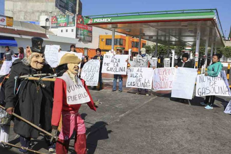 CIUDAD DE MÉXICO, 05ENERO2017.- Manifestantes encabezado por la diputada del PRD Ana Leticia Carrera bloquearon el acceso a la gasolinera ubicada en eje 6 y Ermita en la delegación Iztapalapa en protesta al incremento de la gasolina.
FOTO: SAÚL LÓPEZ /CUARTOSCURO.COM