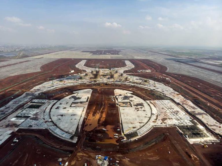 81016103. México 16 Oct 2018 (Notimex- Arturo Monroy).-  Previo a la Consulta Nacional sobre el Nuevo Aeropuerto Internacional de México, que se llevará a cabo los días 25, 26, 27 y 28 de octubre, los ciudadanos pueden informarse sobre las dos opciones que ofrece el presidente electo, Andrés Manel López Obrador. NOTIMEX/FOTO/ARTURO MONROY/AMH/AEROMEX/