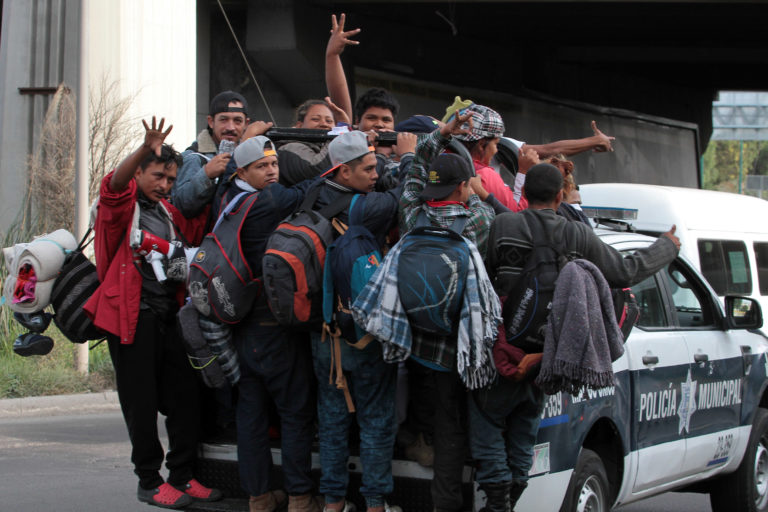 Salida de los migrantes hondureños a la Cd. de Querétaro. Notimex