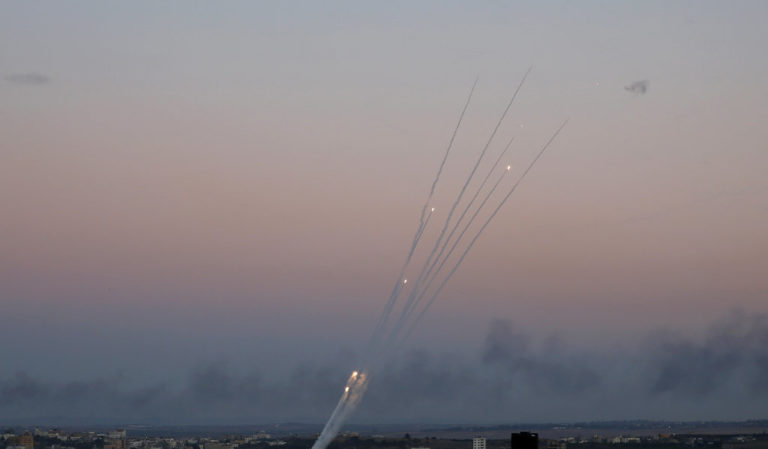 Cohetes palestinos cruzan el cielo hacia el sur de Israel luego de que milicanos atacaron un autobús israelí con un proyectil en la Ciudad de Gaza, el lunes 12 de noviembre de 2018. (AP Foto/Hatem Moussa)