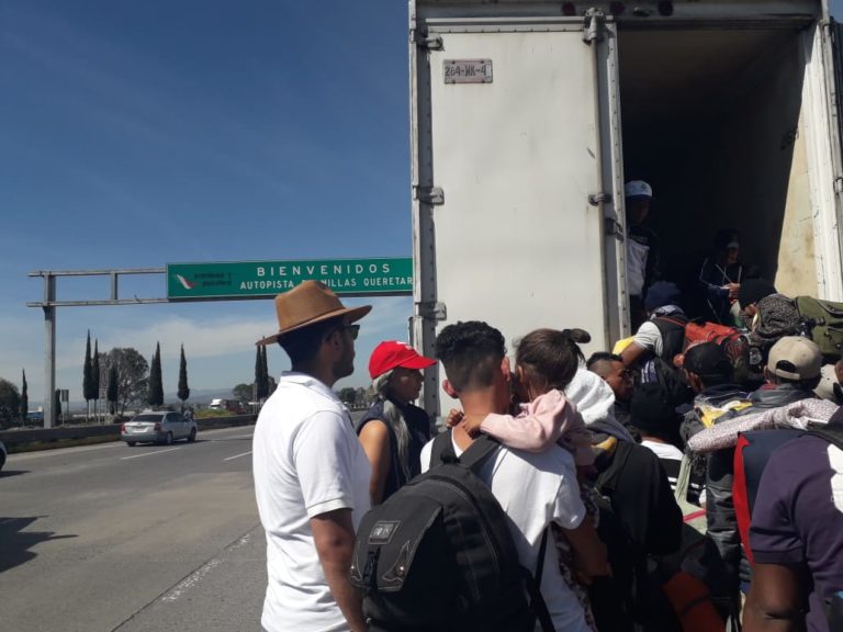 Migrantes suben a un tráiler en Palmillas/ Foto: Especial