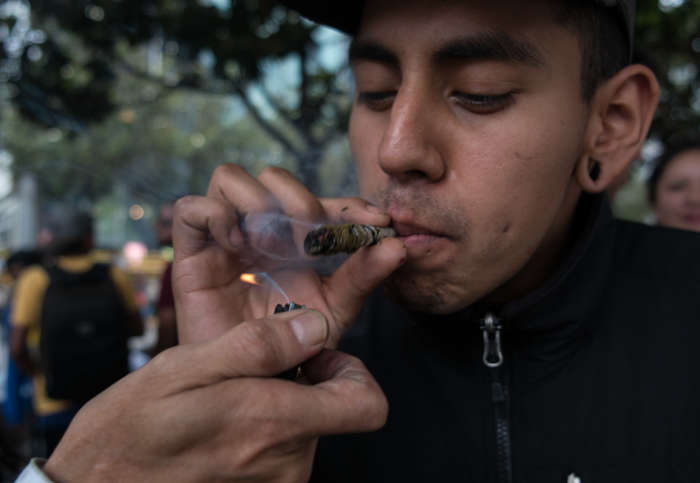  CIUDAD DE MÉXICO, 05MAYO.- Miembros de la Asamblea Cannabica y consumidores de la misma, se reunieron a las afueras del Bosque de Chapultepec en un concierto y protesta para la legalización de la misma.
FOTO: ANDREA MURCIA /CUARTOSCURO.COM,CIUDAD DE MÉXICO, 05MAYO.- Miembros de la Asamblea Cannabica y consumidores de la misma, se reunieron a las afueras del Bosque de Chapultepec en un concierto y protesta para la legalización de la misma.
FOTO: ANDREA MURCIA /CUARTOSCURO.COM