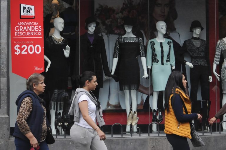  CIUDAD DE MÉXICO, 12NOVIEMBRE2016.- Comerciantes del centro histórico empezaron a colocar propaganda del Buen Fin en sus negocios, el cual se realizará del 18 al 21 de noviembre.
FOTO : DIEGO SIMÓN SÁNCHEZ /CUARTOSCURO.COM,CIUDAD DE MÉXICO, 12NOVIEMBRE2016.- Comerciantes del centro histórico empezaron a colocar propaganda del Buen Fin en sus negocios, el cual se realizará del 18 al 21 de noviembre.
FOTO : DIEGO SIMÓN SÁNCHEZ /CUARTOSCURO.COM