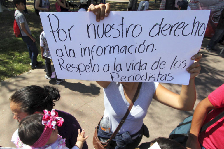 CUARTOSCURO.COM,GUADALAJARA, JALISCO, 23FEBRERO2014.- Reporteros y fotoperiodistas de diversos medios de comunicación del estado, se sumaron a la jornada nacional a favor de la libertad de expresión y las garantías periodísticas. La convocatoria fue lanzada bajo el lema 