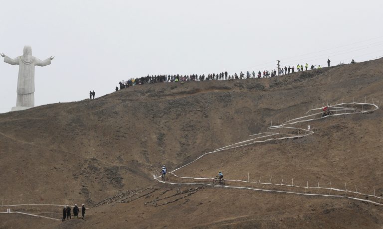 AP Photo, Daniela Campuzano,La mexicana Daniela Campuzano compite por la final en el ciclismo de montaña para mujeres en el circuito de Morro Solar durante los Juegos Panamericanos en Lima, Perú, el domingo 28 de julio de 2019. La mexicana terminó ganando su primer oro en las justas, al imponerse en la modalidad de cross country olímpico. (AP Foto/Juan Karita)