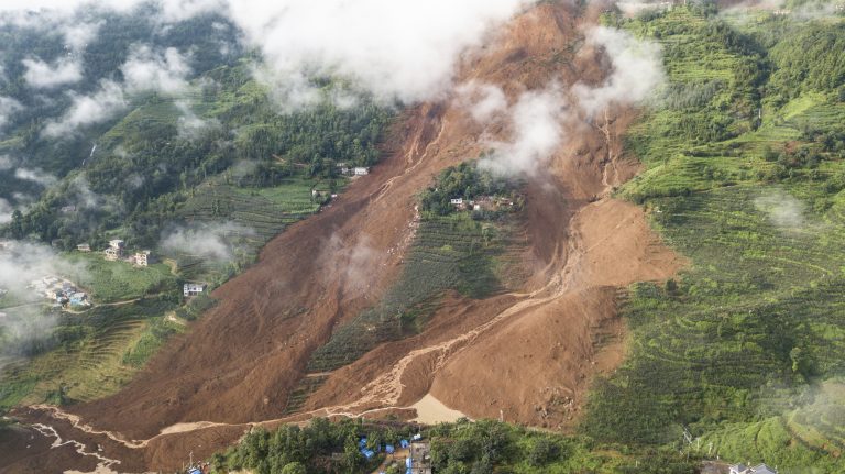 AP Photo,La foto distribuida por la agencia noticiosa Xinhua muestra un deslave en la aldea de Pingdi, condado de Shuicheng, ciudad de Luipanshui, provincia de Guizhou en el suroeste de China, 24 de julio de 2019. Las autoridades seguían buscando el viernes 26 de julio de 2019 a una veintena de desaparecidos, mientras la cifra de fallecidos en un deslave registrado en el suroeste de China a principios de semana subió a 24 personas. (Tao Liang/Xinhua via AP)