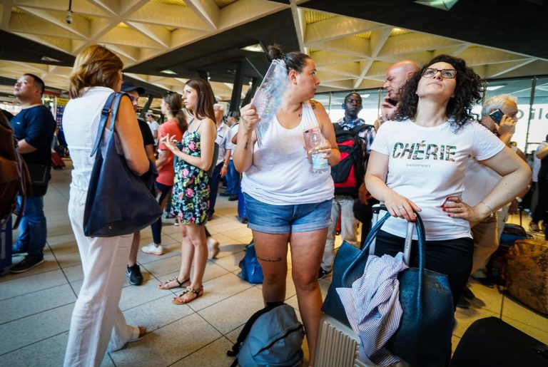 AP Photo,Pasajeros revisan el horario de trenes en la estación central de Nápoles, en el sur de Italia, el lunes 22 de julio del 2019. (Cesare Abbate/ANSA via AP)