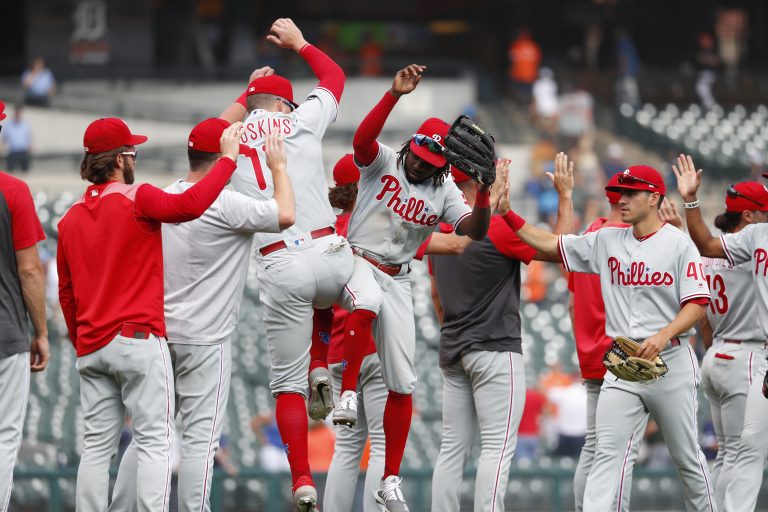 AP Photo,Los Filis de Filadelfia festeja tras una victoria 4-0 ante los Tigres de Detroit, el miércoles 24 de julio de 2019. (AP Foto/Paul Sancya)